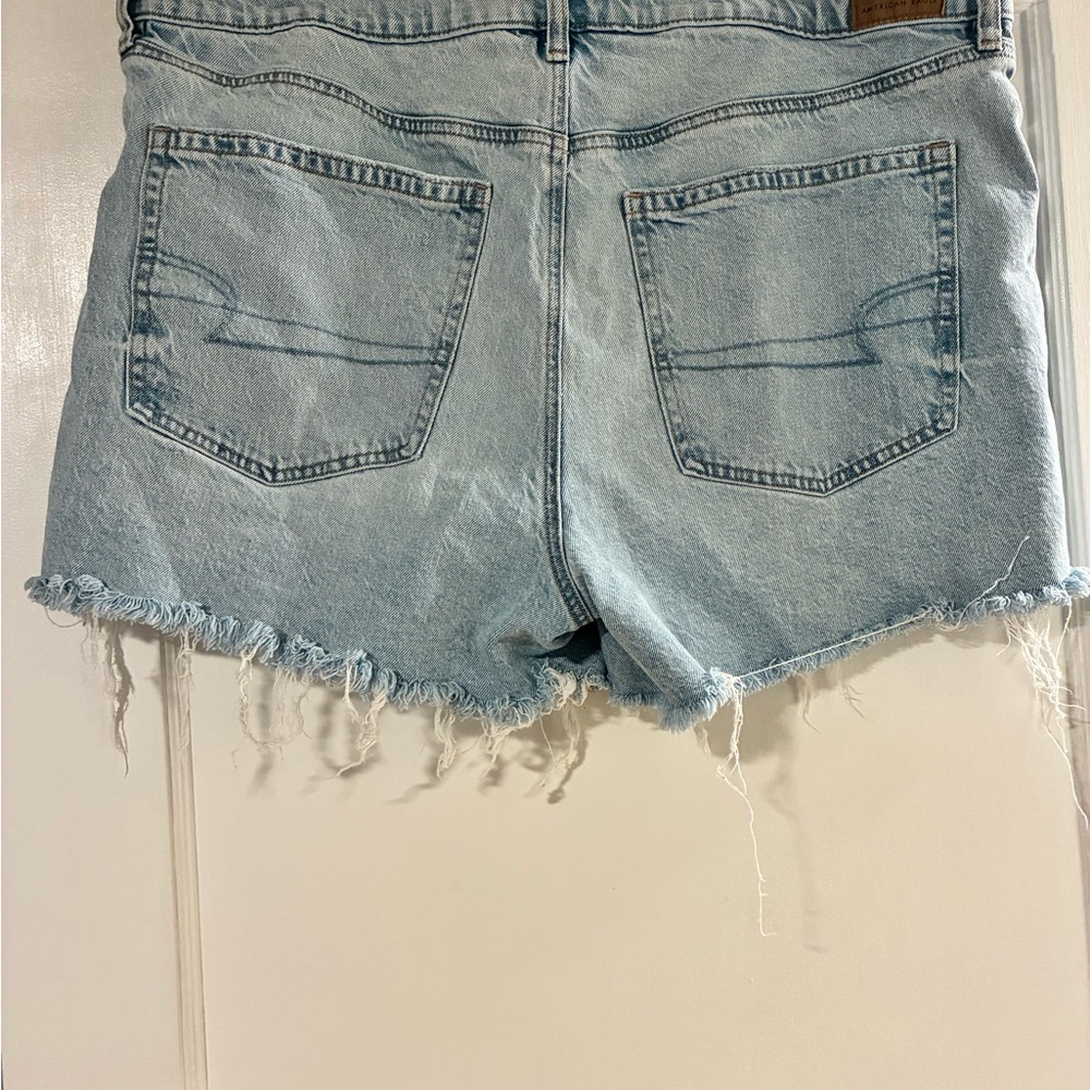 American Eagle Distressed Ex-Boyfriend Light Blue Denim Shorts (Size 18) - Picture 2 of 4